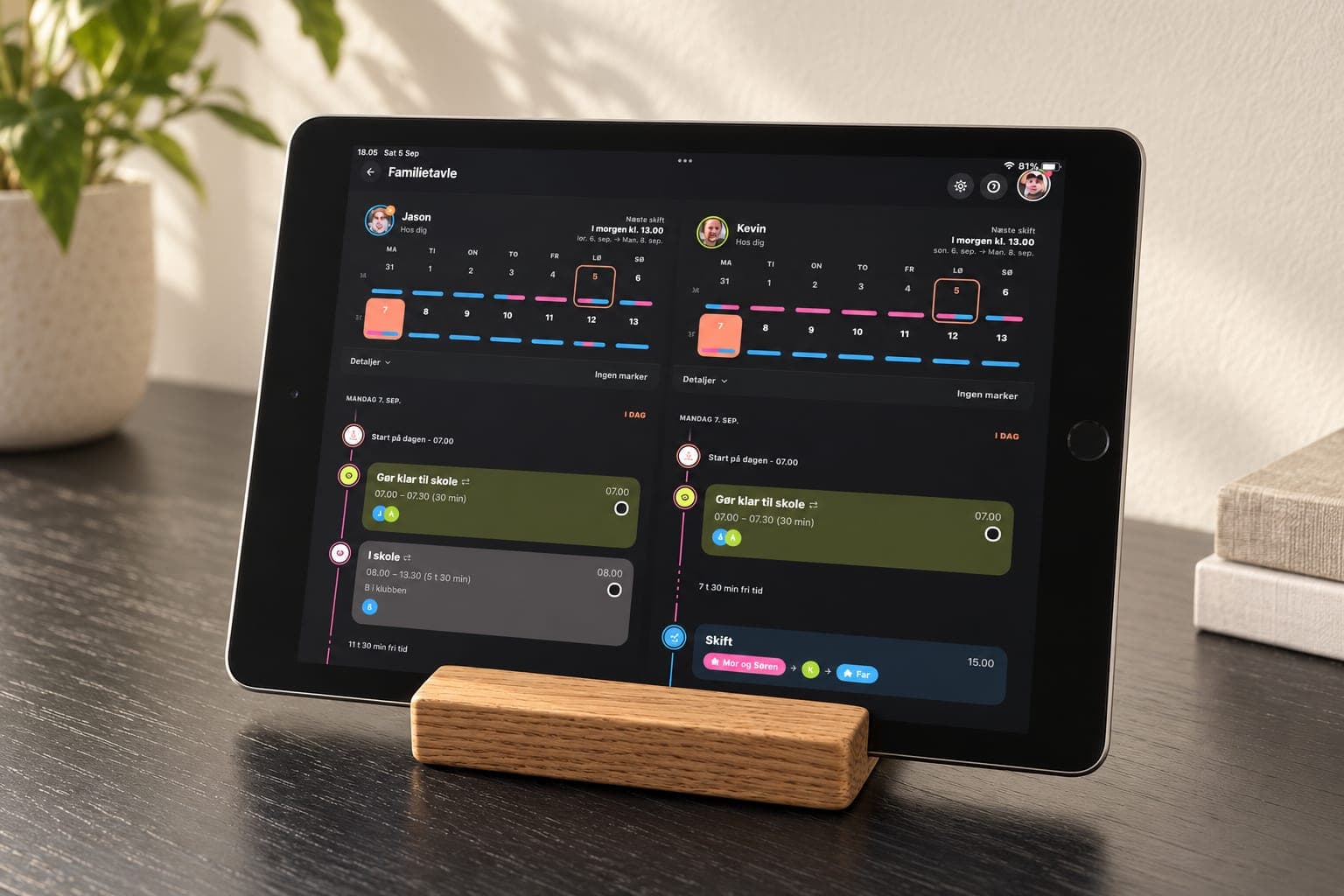 Binimo Familietavle vist på en tablet på et skrivebord, med to børns samværsuge og dagens program side om side